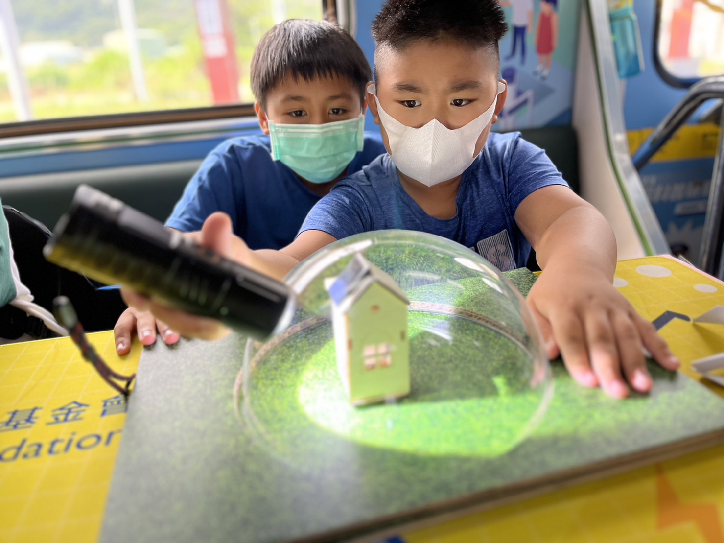 友達參與基礎科學主題車廂，以STEAM教學精神，設計「逐日科學家」、「太陽能工程師」以及「淨零建築師」三大能源科普課程和實驗