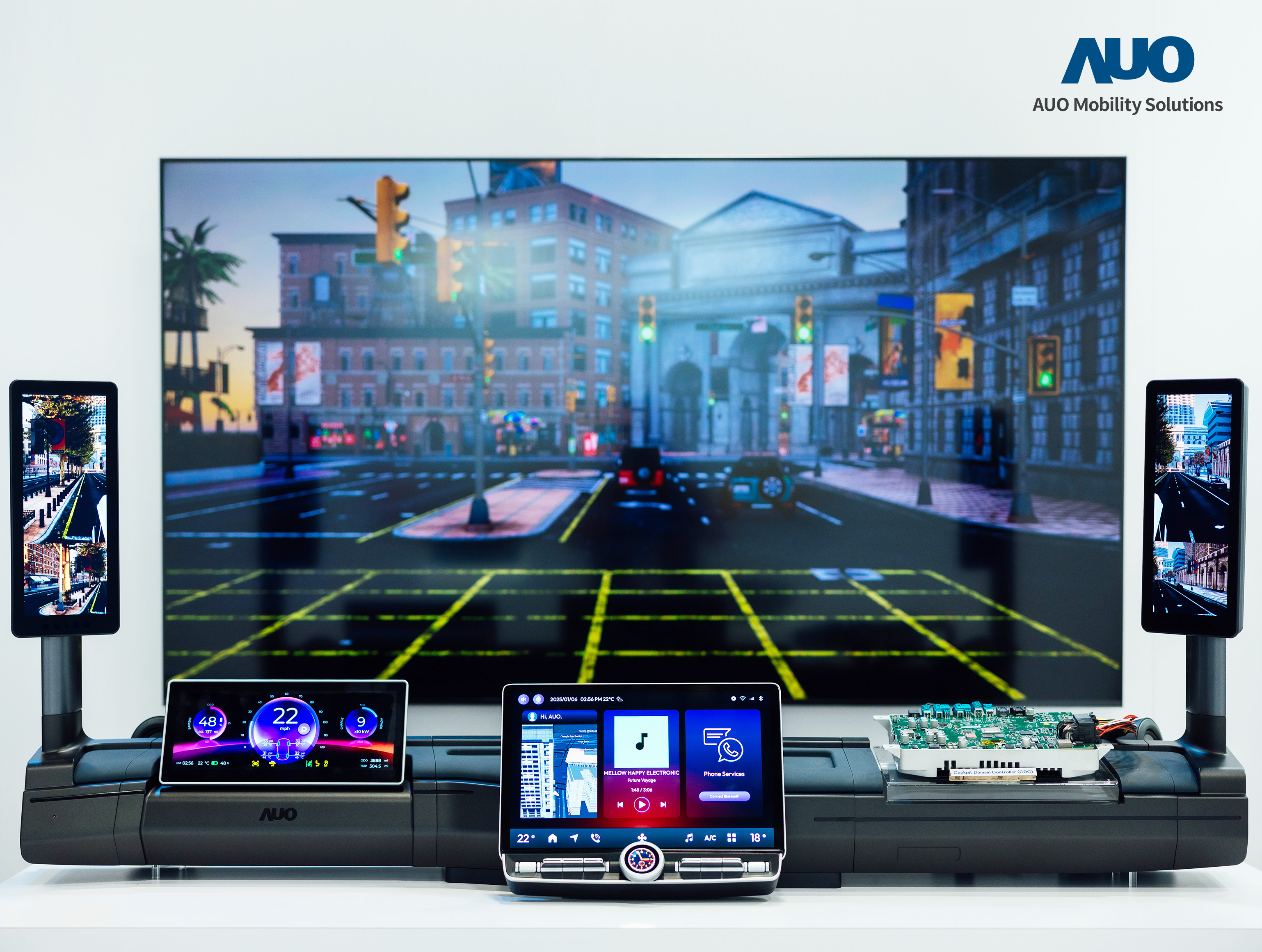 友達智慧移動推出智慧座艙域控平台，支援CDC、分區架構並整合AI運算模組，提供智慧體感與座艙互動功能，驅動個人化座艙功能全面升級。