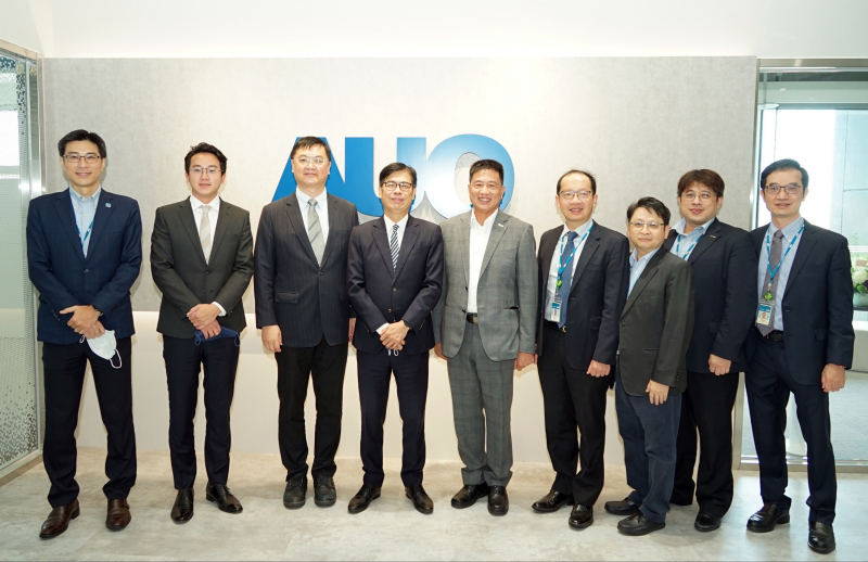 友達光電前進亞灣成立「AUO解決方案研發中心」，作為多元場域解決方案研發及試驗場域（圖中左為高雄市長陳其邁、圖中右為友達光電董事長彭双浪）