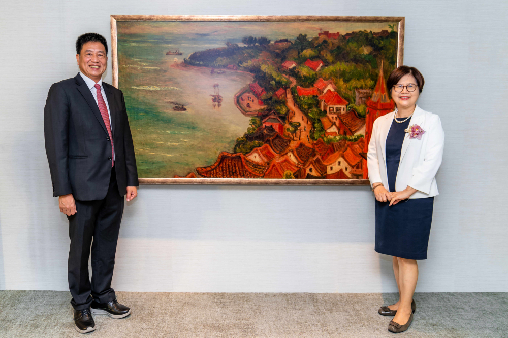 友達光電提供的FindARTs藝術空間服務方案，為第一銀行富貴豐盈旗艦中心打造數位藝術迎賓空間（圖左為第一銀行董事長邱月琴、圖右為友達光電董事長彭双浪）