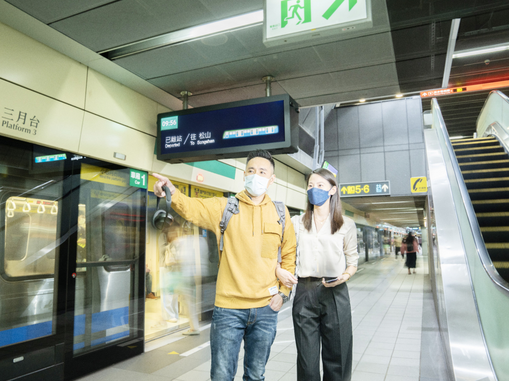 友達旗下達擎之客製化TARTAN顯示器，於台北捷運中山站亮相。以獨特長條型比例與高畫質特色，為台北捷運站帶來嶄新的都會車站風貌