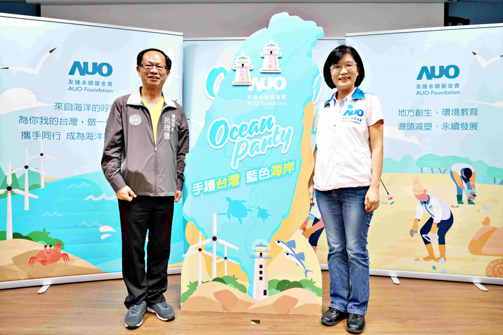 友達光電永續長古秀華（右）與桃園市環保局局長呂理德（左）進行海岸線認養儀式，簽署於象徵藍色宣言的海岸永續燈塔上，承諾以實際行動與環境教育方式，投入桃園海岸線守護行列
