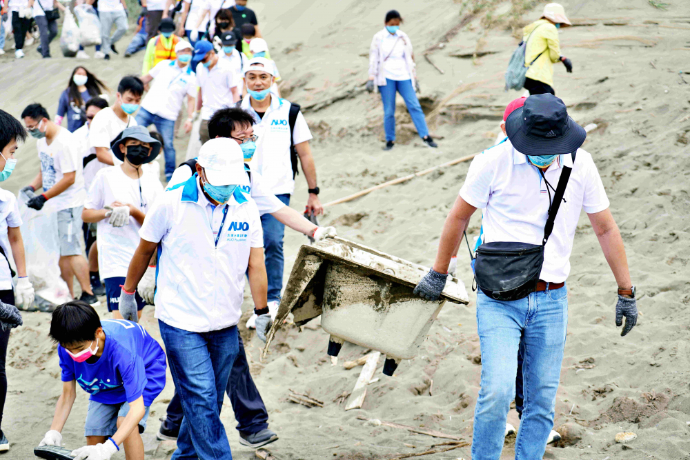 友達永續基金會2022 Ocean Party活動，與桃園市政府環保局、海湧工作室、觀音樹林里社區多方合作，一同手護台灣藍色海岸