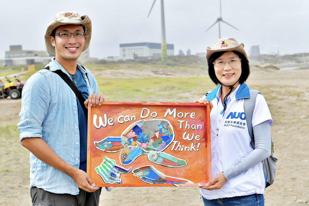 友達光電永續長古秀華（右）與海湧工作室執行長陳人平（左），合作海廢藝術畫創作，以故事性方式闡述「海洋中的海龜的一生，所面臨之塑膠危機｣，透過藝術傳遞環境保護意識