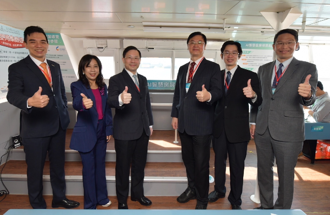 由經濟部技術處指導推動，透過友達光電、工業技術研究院與船舶中心三方合作，於高雄亞灣智慧渡輪率先導入最新Micro LED透明顯示器屏今(22)日啟用(左起友達光電營運長暨總經理柯富仁、高輪公司董事長黃淑美、經濟部次長林全能、高雄市副市長羅達生、經濟部技術處科長張能凱、工研院電光系統所副所長李正中)