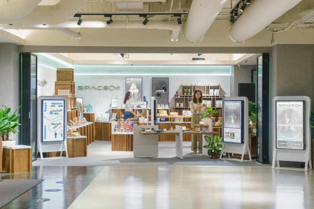友達打造永續選物商店，展示社企及社創商品，結合創利空間所開發的智慧零售系統，整合多元產品資訊，讓無人商店扮演公益行動的推手