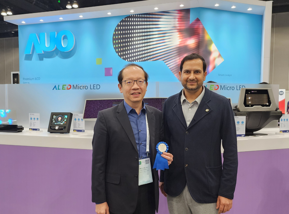 友達光電於2023 SID顯示週，由SID國際資訊顯示學會評選頒發「最佳中型展位獎」。左為友達光電技術長廖唯倫。