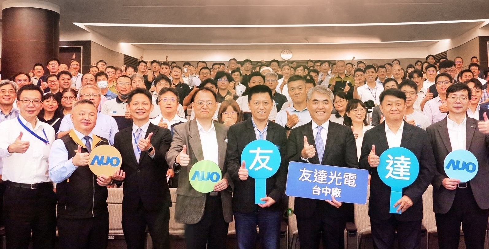 友達以太陽能解決方案領航者，跨足建築領域，4日在台中廠區舉辦「光電建築一體化研討會」，邀請產業先驅共同推動綠化，打造新一代智慧綠建築。