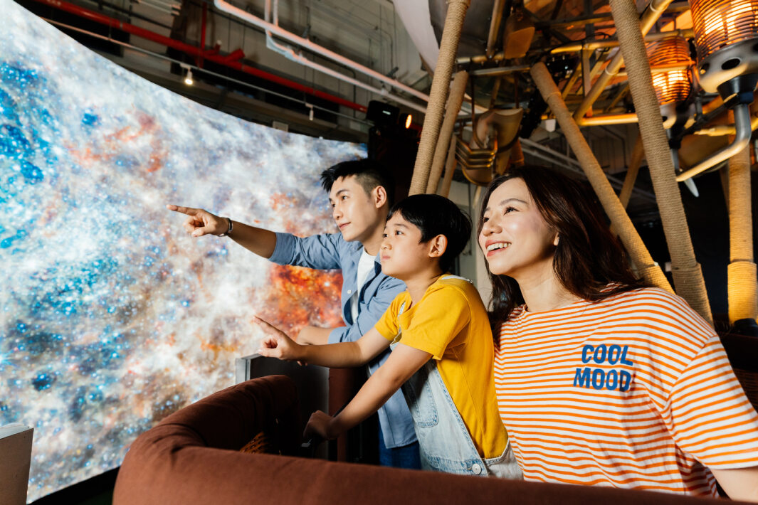 友達打造全台最大寬6公尺、高4公尺、唯一搭載LED弧形拼接顯示屏的動感飛行船，讓乘客駐足在熱氣球上，享受身歷其境的偽出國旅遊樂趣