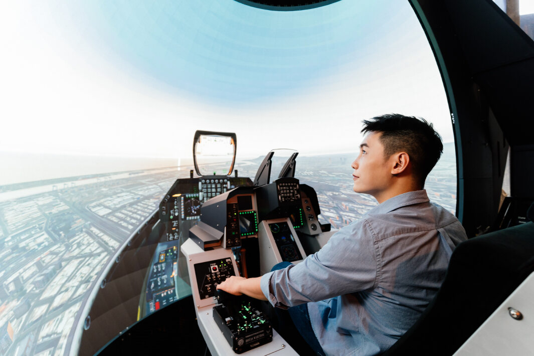 友達以P1.25小間距打造球形LED模擬艙，搭配智崴的精密六軸動態座椅，結合友達專業影像調校技術，呈現擬真模擬飛行場景