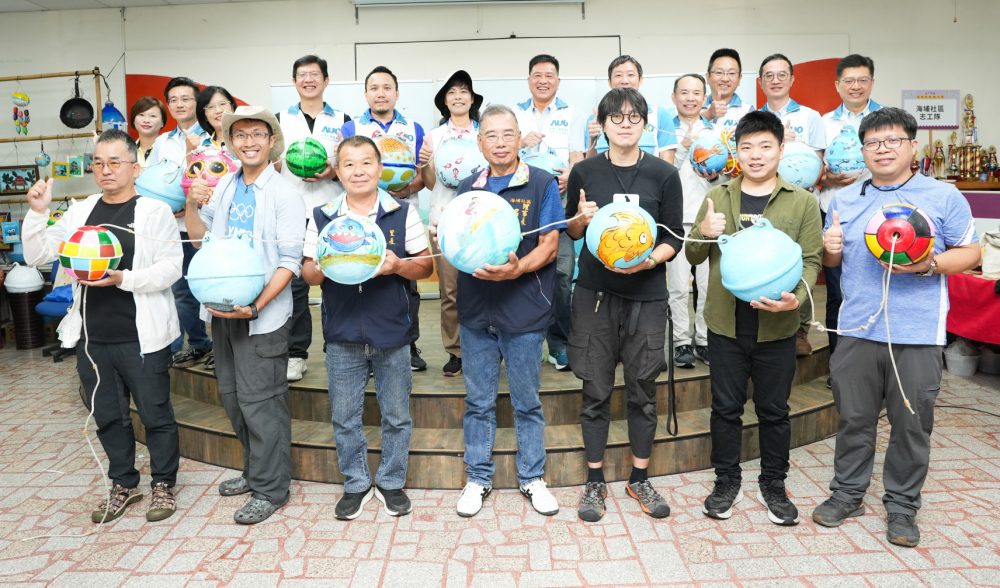 友達光電暨友達永續基金會董事長彭双浪與農業部林業及自然保育署新竹分署夏分署長、供應商夥伴、在地鄰里協會、社企團體，以循環再生的海廢浮球倡議從源頭減廢，為地球移除塑膠垃圾，共同「手」護台灣美麗海岸
