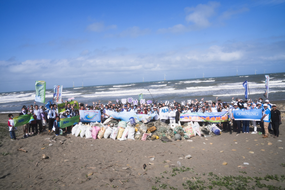 友達永續基金會召集企業志工、產官學和供應商夥伴，在苗栗後龍外埔魚港1340保安林海岸淨攤，齊心協力清除1.2公噸海洋廢棄物，以行動實踐對環境友善的承諾