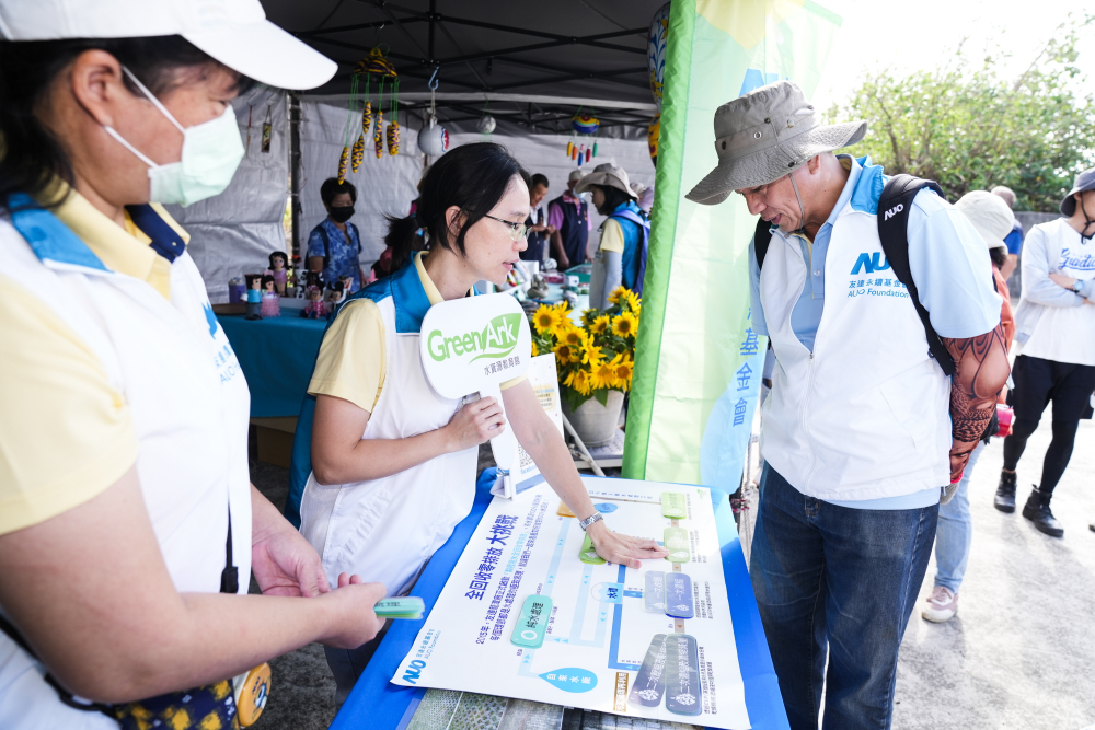 2023年友達永續基金會Ocean Party活動攜手社會企業及地方創生團體，策展食衣行等循環再生環教市集，及電動巴士接駁等低碳活動設計，打造減塑低碳的永續淨灘活動