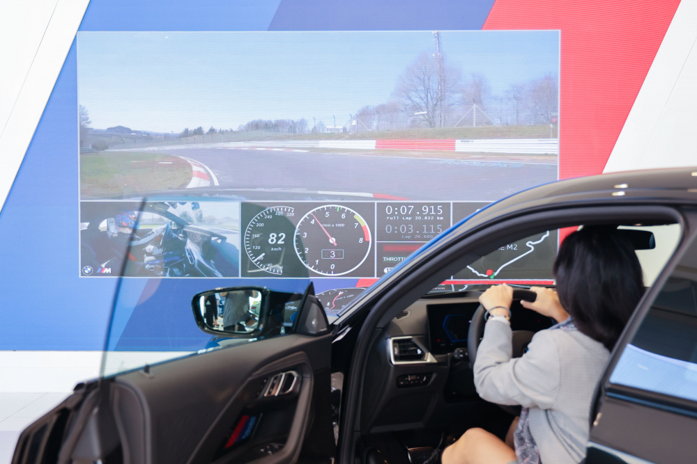 顧客按下虛擬Engine Start按鈕，啟動預選車款的引擎聲浪，螢幕同時呈現德國紐柏林賽道的試駕畫面，坐進車內一秒化身駕駛員馳騁奔騰