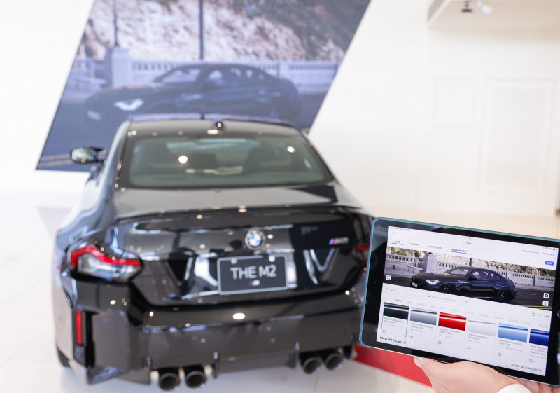 賞車介面即時投放到LED牆上，顧客可即時更換車輛內裝、零件選配與車款配色，提供近乎與實車等比例的沉浸式無死角虛擬賞車體驗