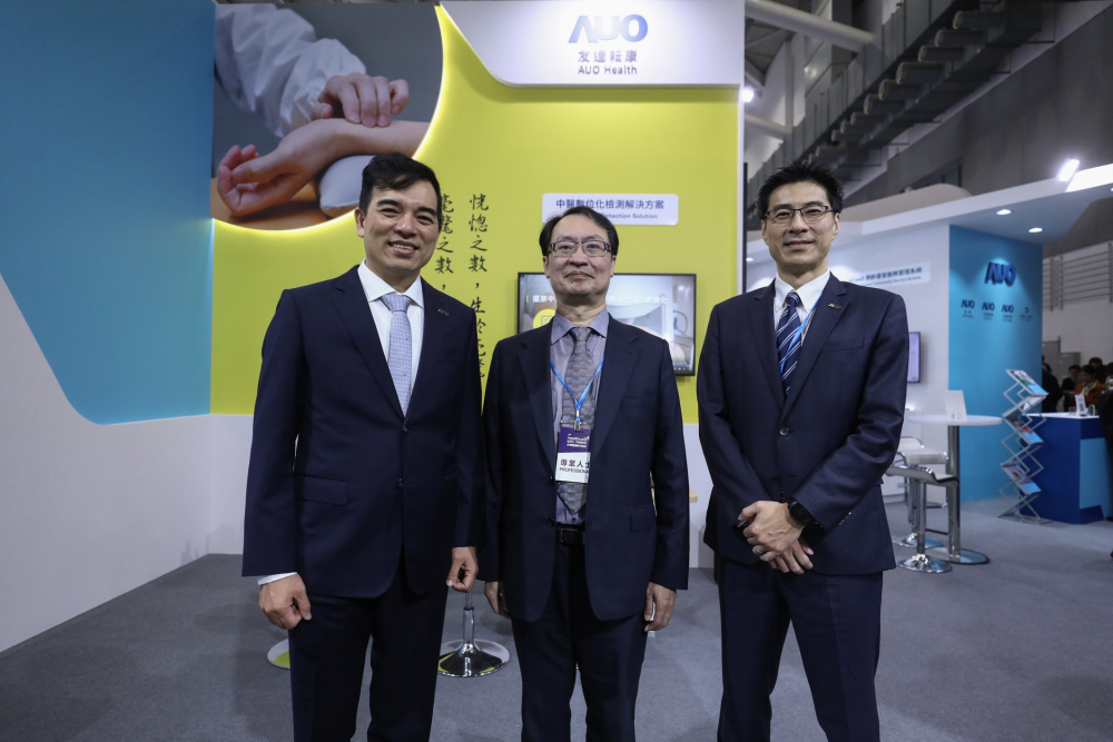 首次於醫療科技展亮相的友達耘康，捐贈數位化檢測設備與研究經費，協助衛福部國家中醫藥研究所打造中醫大數據資料庫。圖由左至右為友達光電執行長暨總經理柯富仁、衛福部國家中醫藥研究所所長蘇奕彰、友達光電智慧醫療事業群總經理廖世宏