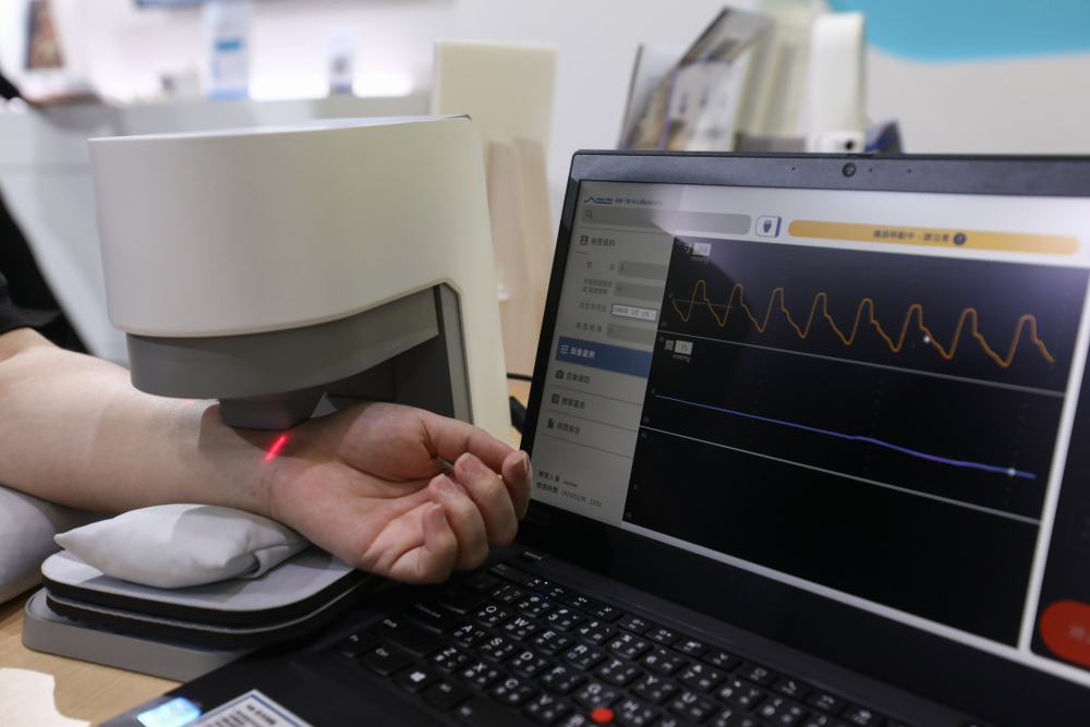 友達耘康脈象檢測系統透過電腦精準控制升降系統，還原中醫師三指把脈過程的舉、按、尋手法，將脈象感受轉化成數據，未來可結合大數據分析，實現智慧醫療及準確性