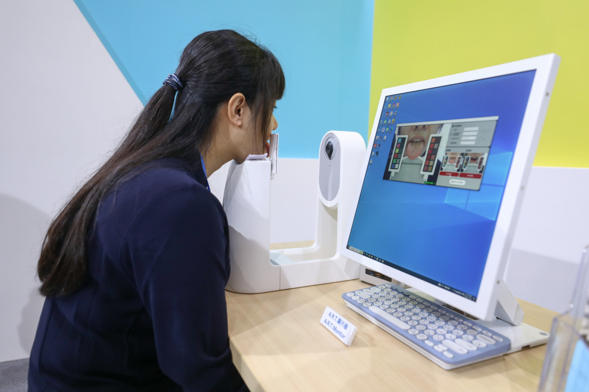 友達耘康延伸友達卓越的感測技術及色彩管理專長，研發出舌象擷取系統，可提供數據化、影像化的檢測結果，輔助醫師與專業醫事人員做為臨床研究、檢測結果評估與檢測紀錄的留存