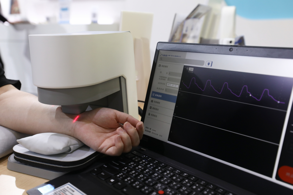 友達耘康脈象檢測系統透過電腦精準控制升降系統，還原中醫師三指把脈過程的舉、按、尋手法，將脈象感受轉化成數據，實現智慧醫療及準確性