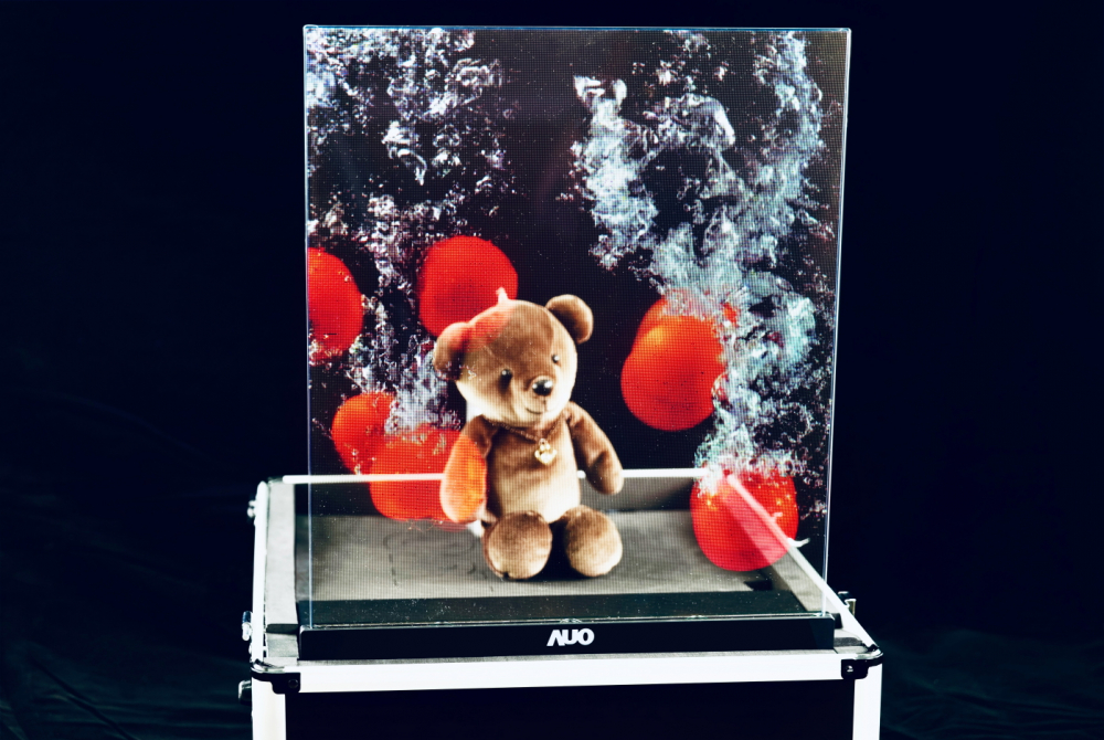 友達以次世代Micro LED顯示技術打造之透明顯示器，具備高穿透、低繞射、高亮度、可拼接之特性，可廣泛應用於智慧移動、零售、育樂和醫療等多元場域