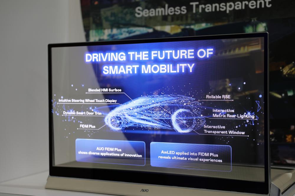 友達憑藉著超高亮度和透明度，這款30吋透明Micro LED顯示器在AR系統與智慧零售具有潛在的應用價值。