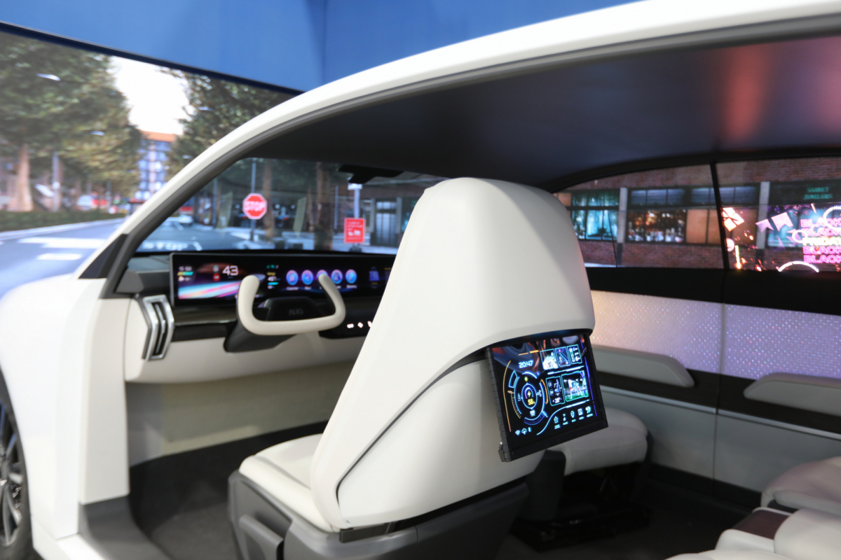 友達的「可捲式後座娛樂顯示器」加強後座乘客的感官體驗，並保有個性化設計，可依使用偏好進行動態調整。