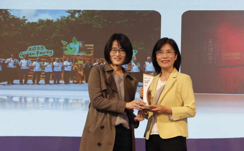 友達保存「西大墩窯遺址」且推廣在地文史教育不遺餘力，今（6）日獲頒「人文企業獎」地方發展獎之最高榮譽典範獎。由文化部陳文婷簡任視察（左）頒獎，友達永續長古秀華（右）代表受獎