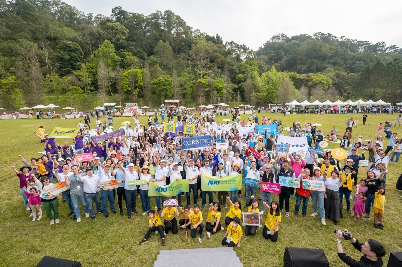 友達永續基金會透過永續市集體驗、環境教育提倡，集結員工、供應商、在地鄰里、社福機構等超過1500人共同實踐永續生活