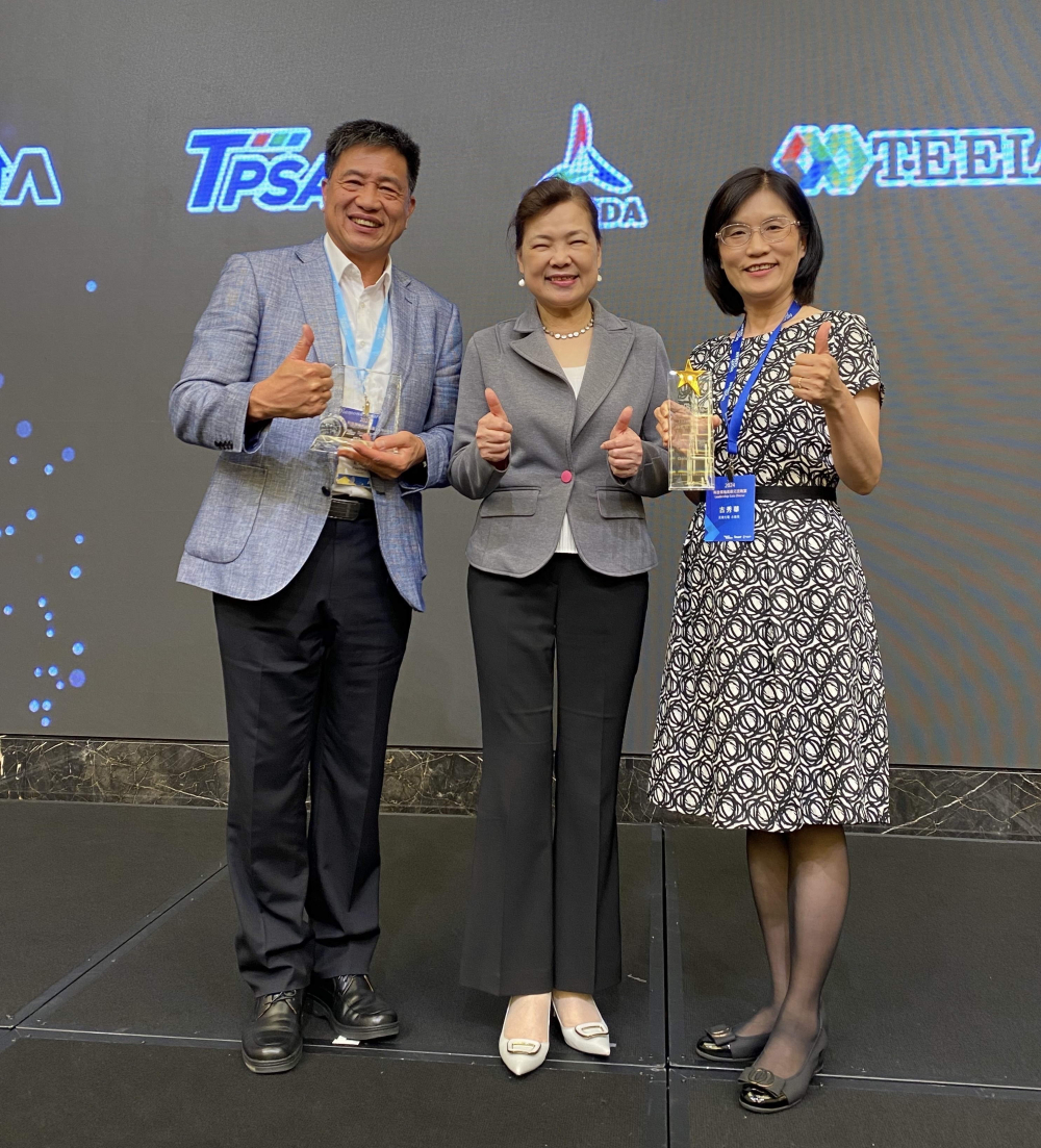 友達致力推動永續發展，於Touch Taiwan2024以3R策略貫穿Display、ESG展位實現綠色展覽目標之成果，Display展位獲綠色裝潢設計鑽質獎最高榮譽，ESG同獲金質獎殊榮。由經濟部長王美花（中）親自頒予友達光電董事長彭双浪（左）、友達光電永續長古秀華（右）