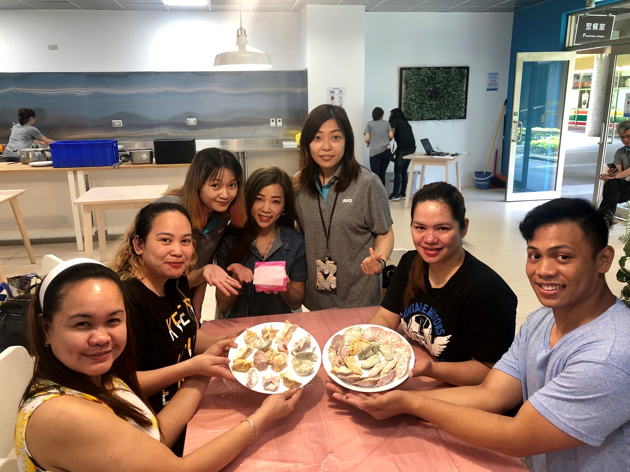 友達將DEI理念貫徹到企業文化和實踐，舉辦如台菲廚藝交流等活動，讓同仁了解彼此文化差異、培養情感