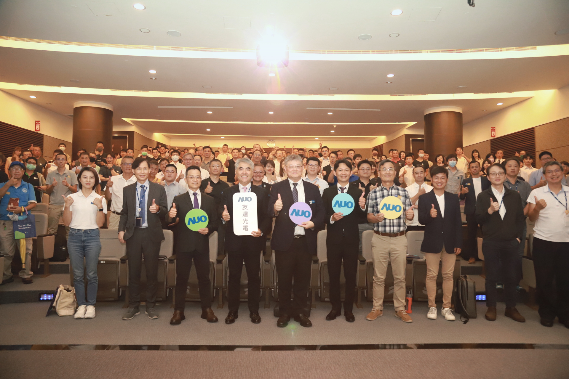 友達光電邀請領域專家共研再生能源發展、電力需求及建築物減碳等議題進行交流，盼共擘綠色永續生態圈的嶄新契機。