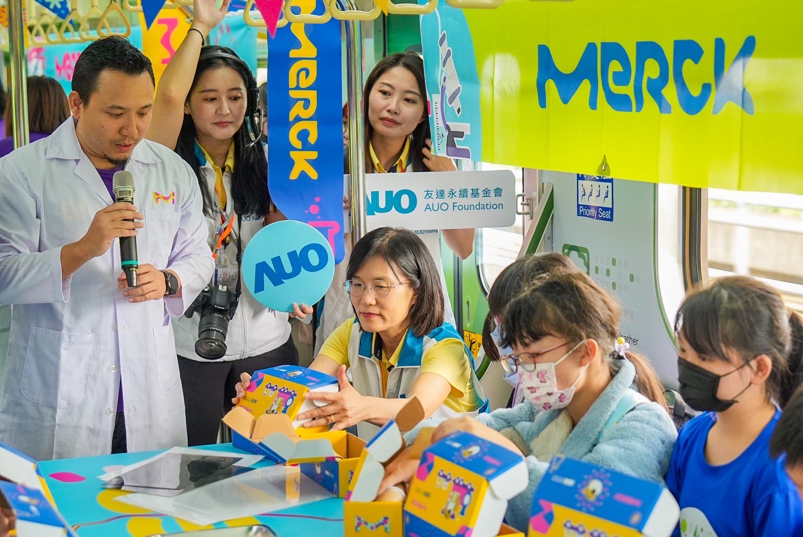 友達以光電、再生能源、水資源三大核心，設計「再生能源和循環經濟」多元永續教育主題，並攜手供應鏈夥伴默克開發創意科學教材及實作體驗，期讓永續素養透過科學探索向下扎根