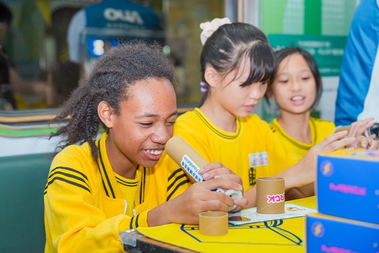 友達與默克分別回收不再使用的偏光片及液晶顯示模組，設計光電課程「玩轉光與闇」，讓學生們親手製作偏光萬花筒與簡易液晶顯示器，實踐循環再生的永續理念