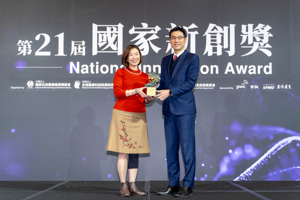 友達旗下子公司友達耘康與達擎分別以「中醫數位化檢測解決方案」及「寬視角3D醫療顯示器」獲得第二十一屆國家新創獎「智慧醫療與健康科技」類別的「企業新創獎」與「國家新創精進獎」兩項殊榮。圖左為衛生福利部政務次長林靜儀、圖右為友達光電智慧醫療事業群總經理廖世宏