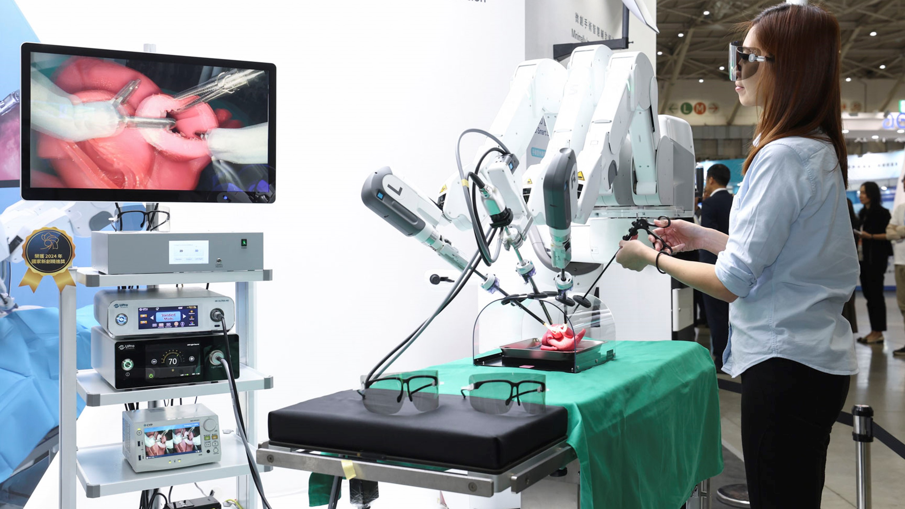 達擎寬視角3D醫療顯示器可應用於機器人手術即時3D解決方案，提供醫療團隊即時、同步的3D手術影像，提升溝通效率與手術安全性