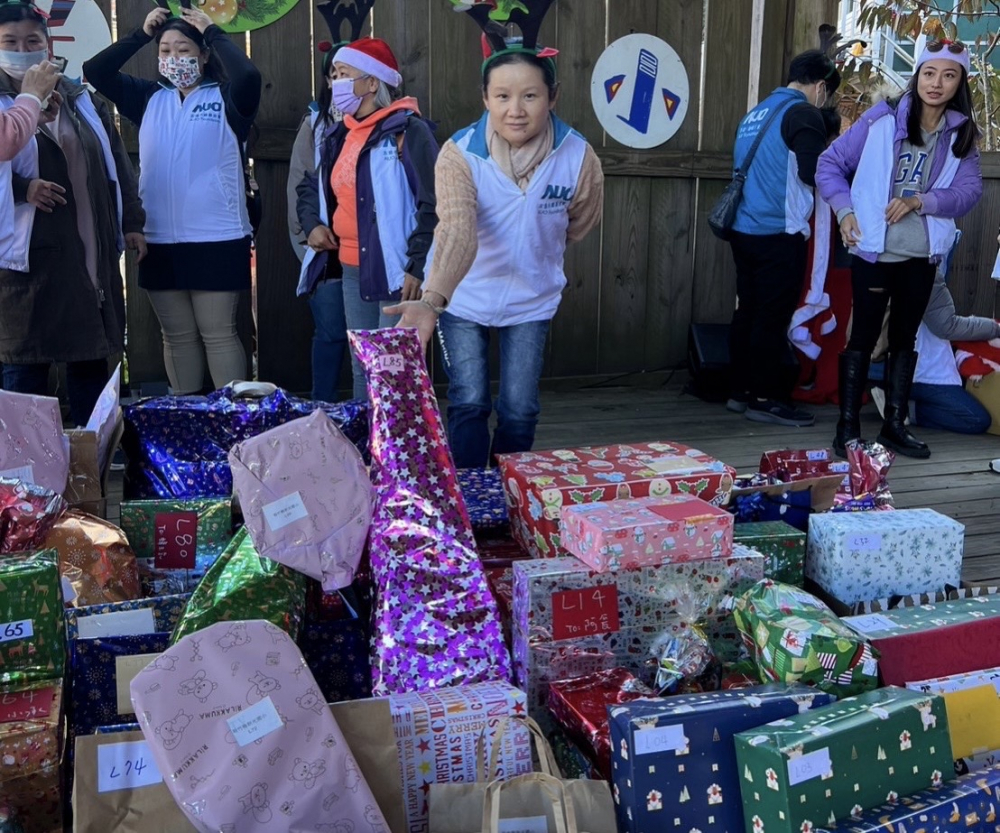 友達永續基金會「圓夢列車」年年迴響熱烈，認捐同仁精心挑選禮物、巧手包裝，整理成隊後，將祝福一一打包送出
