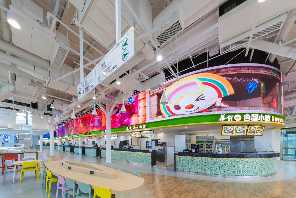 友達穩步推動雙軸轉型策略，旗下子公司達擎攜手傑可達數位與零售業者統一超商合作，為全新改裝開幕的「清水服務區」打造首創的裸視3D體驗牆