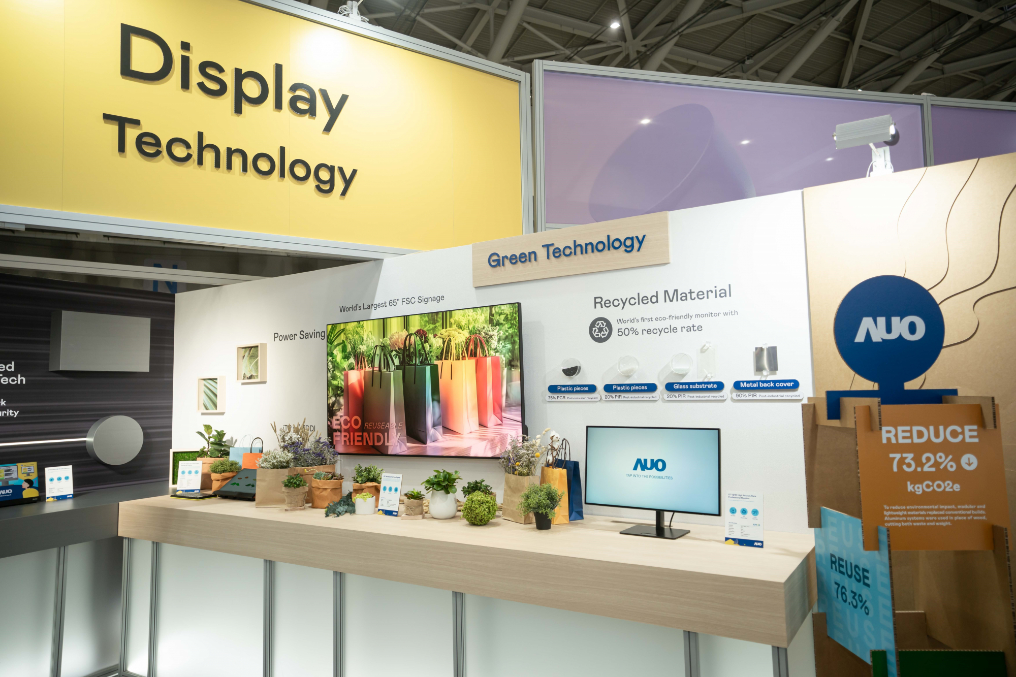 友達Touch Taiwan 2025雙展位再度獲etouch 綠色裝潢設計獎肯定；智慧顯示展位以鋁製模組系統取代傳統木作施作，並在相關裝潢物與設計使用可回收、可重複使用的材料，體現低碳與循環精神。