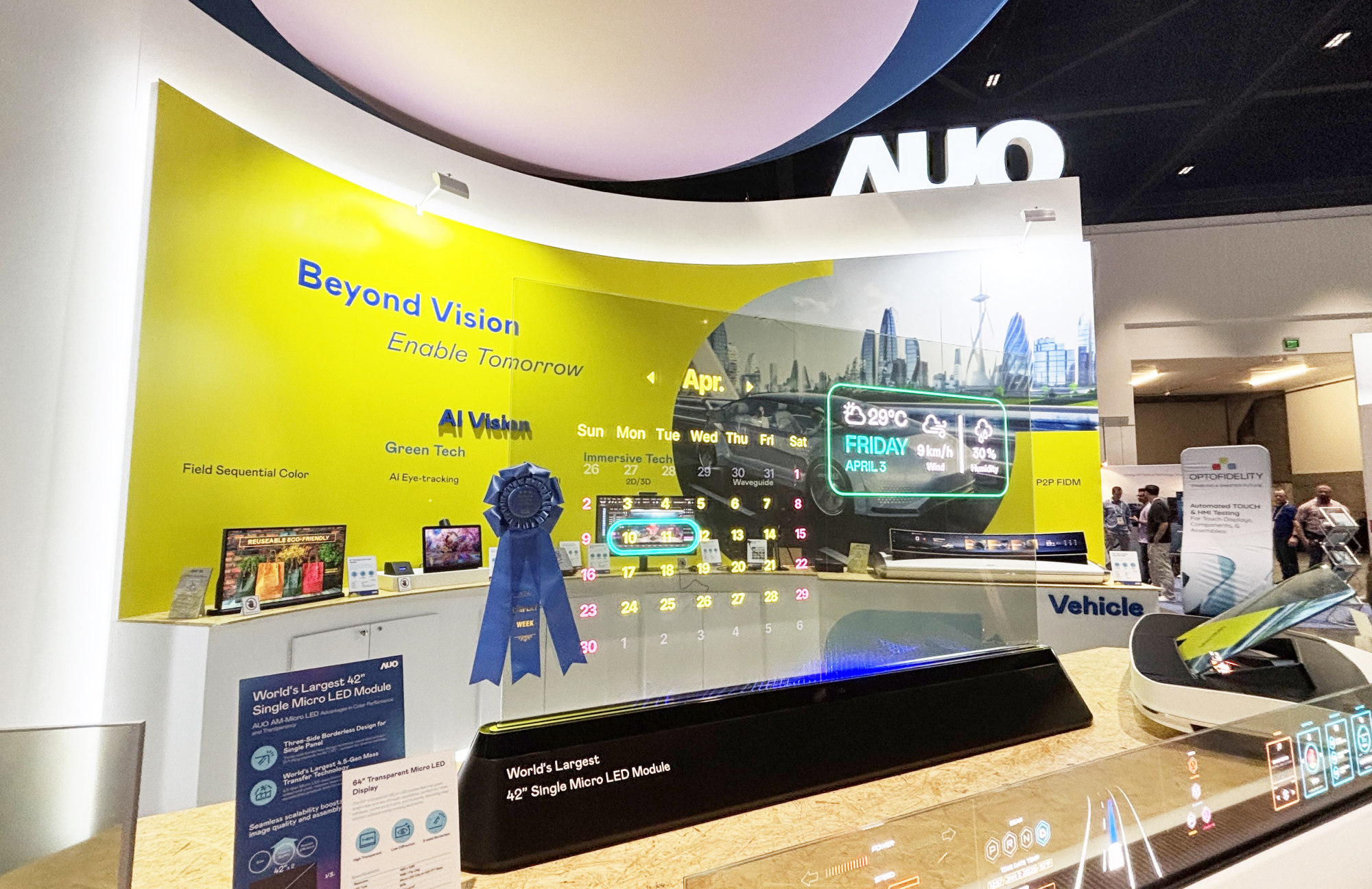 友達64吋透明Micro LED顯示器獲「最佳Micro LED技術應用獎」，其絕妙的透明穿透特性，同時具備1,000 nits的高亮度表現，並透過精細的無縫拼接延伸，可依需求靈活應用於多元場域，展現出Micro LED顯示技術劃時空的無限潛力