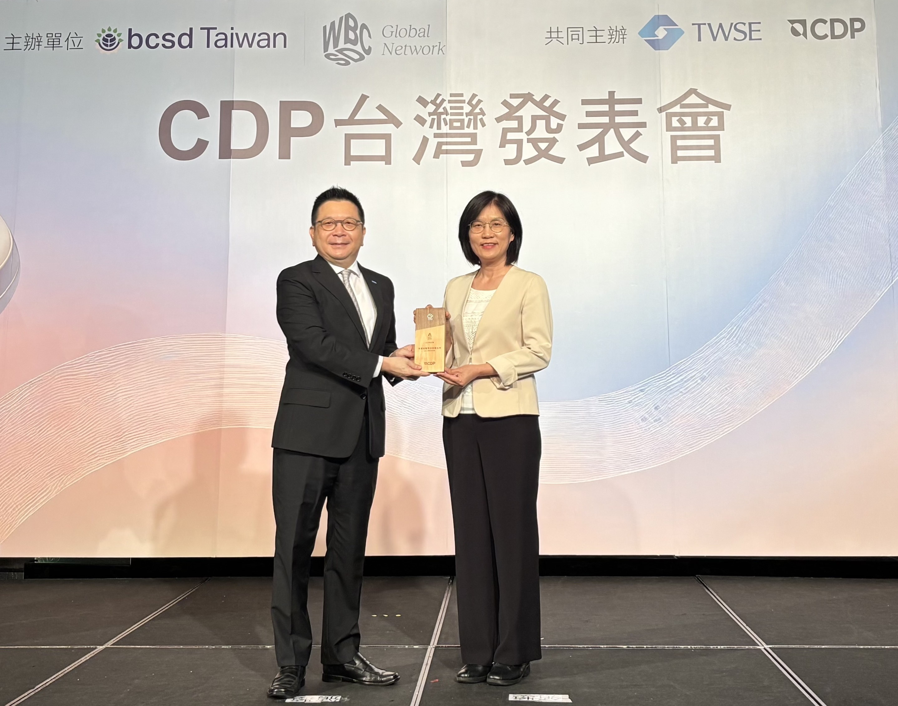 友達永續成果再獲國際評比肯定，獲頒CDP氣候與水資源雙項領導力評級。今由臺灣證券交易所董事長林修銘（左）頒獎，友達光電永續長古秀華（右）代表受獎