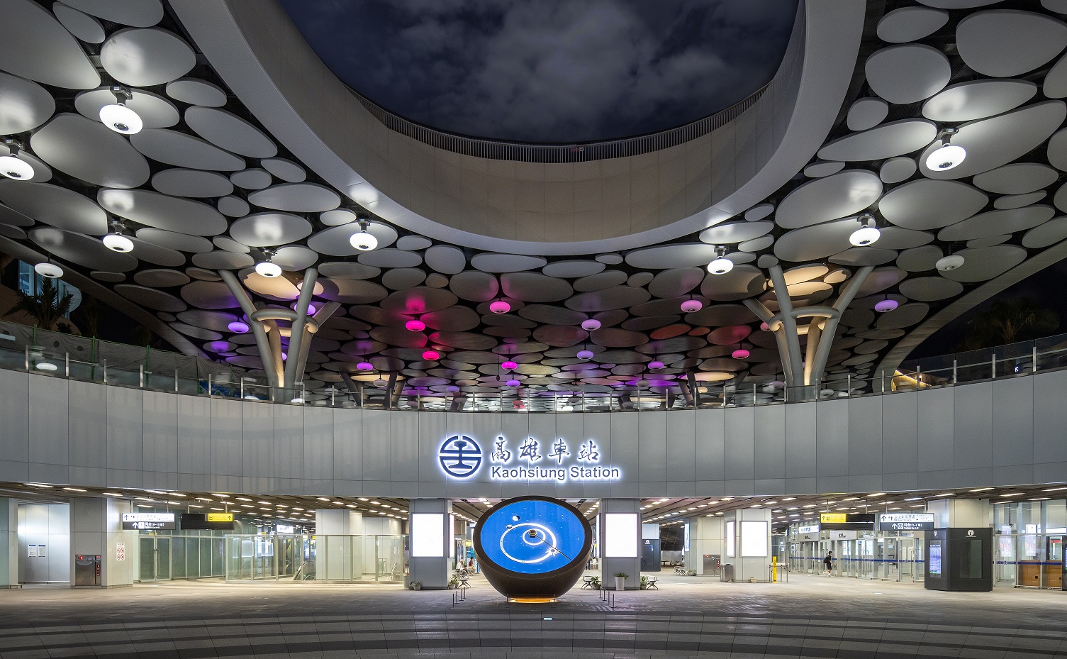 創利空間參與《高雄車站共感空間》公共藝術計畫，擔任視覺科技整合夥伴。於「看時間」天文鐘作品中提供技術指導，整合圓形LED鐘面與鐘體結構，在時間、天象星盤與空間氛圍間生動展演