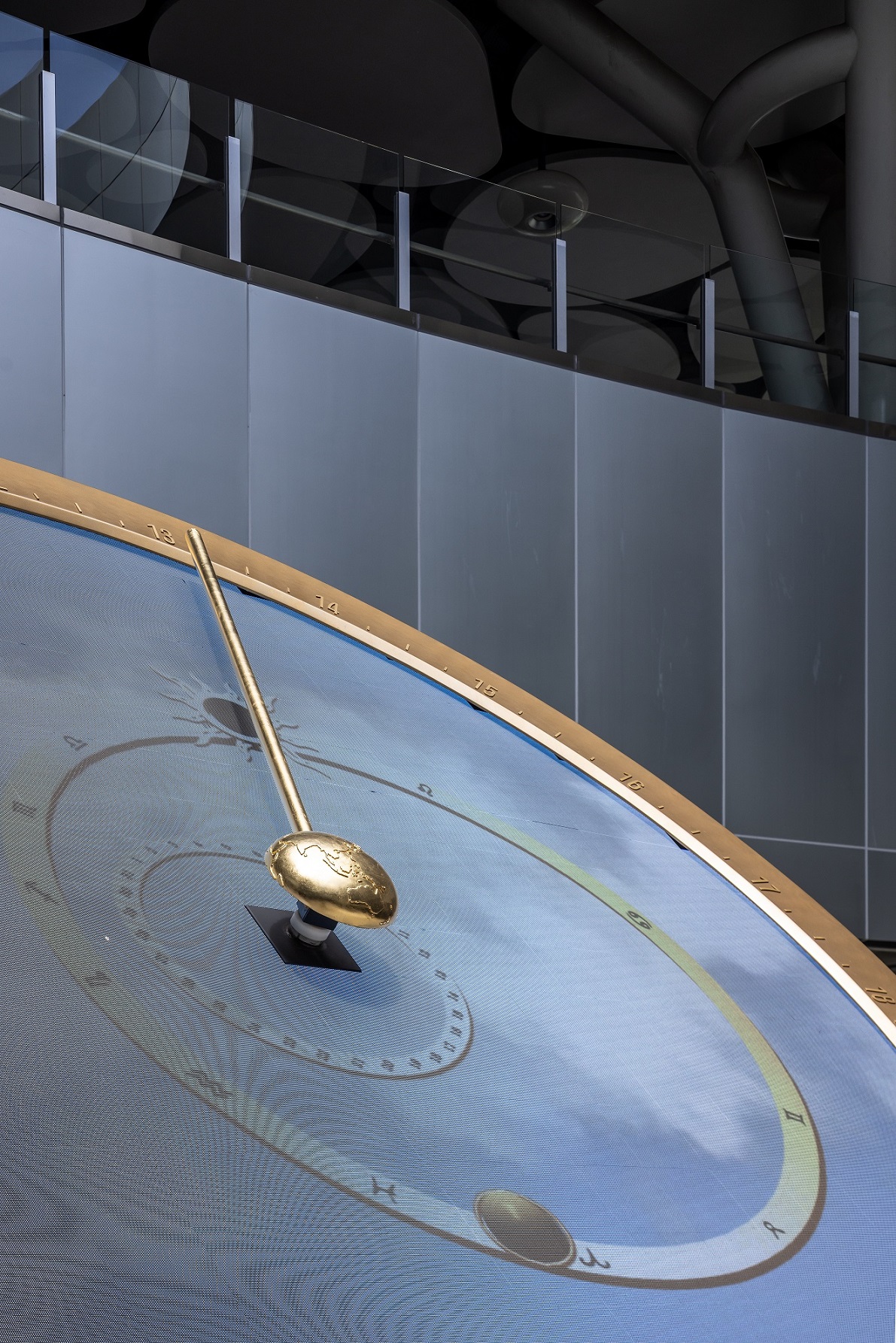 創利空間參與《高雄車站共感空間》公共藝術計畫，擔任視覺科技整合夥伴。於「看時間」天文鐘作品中提供技術指導，整合圓形LED鐘面與鐘體結構，在時間、天象星盤與空間氛圍間生動展演