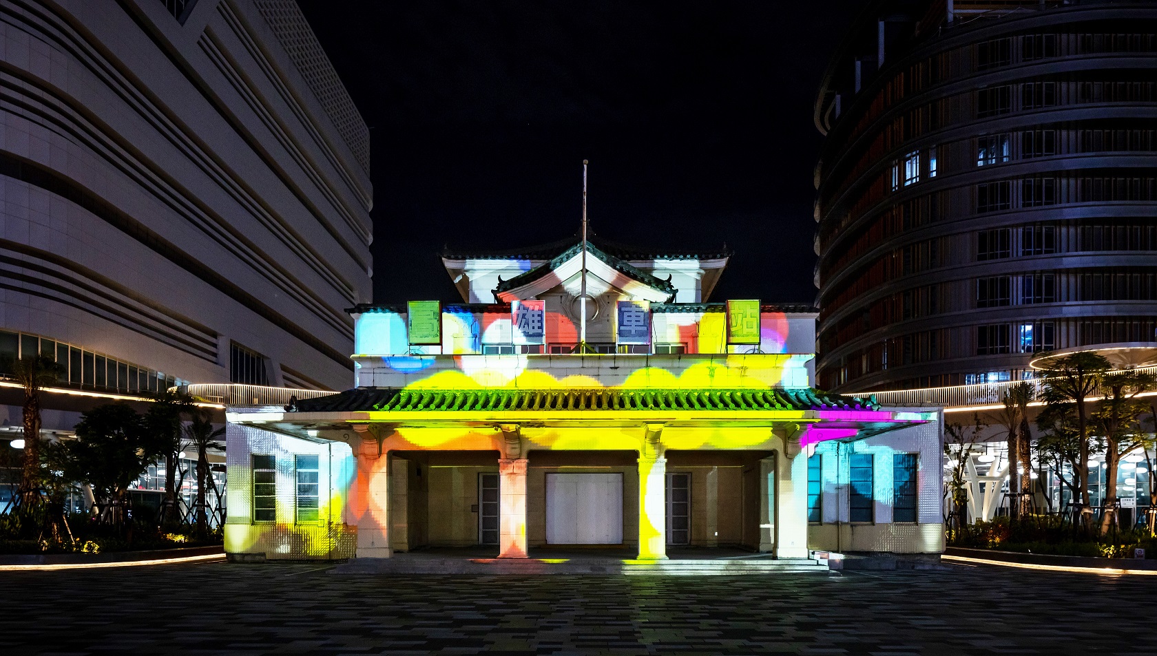 「映回憶」這項建築光雕作品展演高雄車站老站體回歸歷程，創利空間協助設計團隊精準呈現建築線條與歷史意象，並納入交通安全考量而調整光影呈現，展現整合技術與空間敏感度