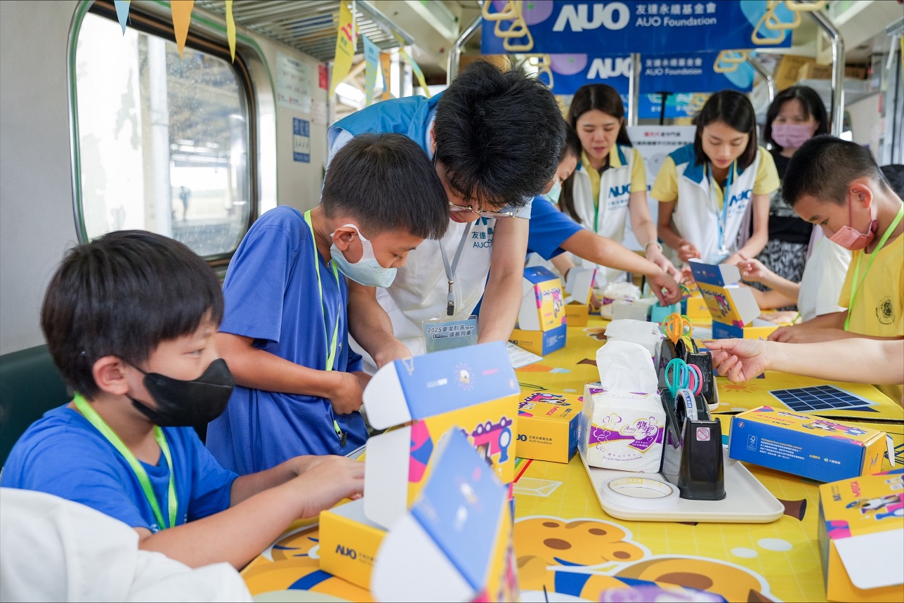 今年友達設計「光電、再生能源、水資源」三大課程主題，攜手供應鏈夥伴默克及大豐環保，以循環經濟理念開發創意教材