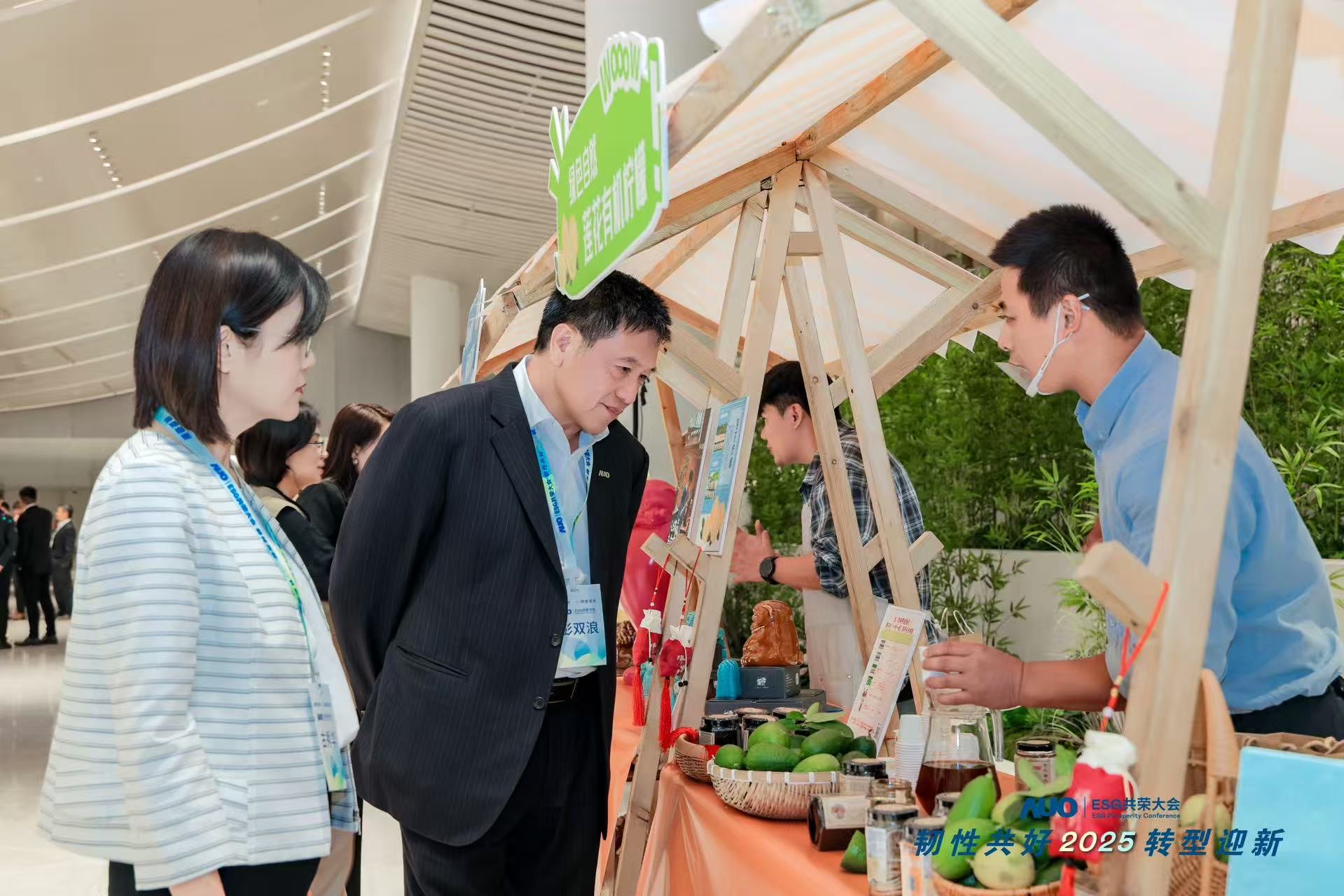 好体育在线官网大会设置ESG互动展区，携手ADT、华展工业等供应链伙伴与社会企业，集中呈现绿色产品、循环成果与社区共融实践，通过可观可感的沉浸式体验，构建从技术到文化的立体永续价值链，获得与会嘉宾广泛好评。