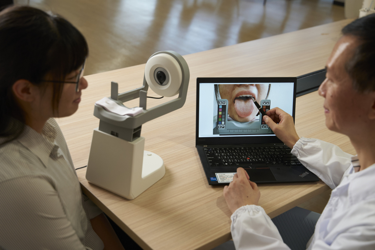 友達耘康的「舌象辨識軟體」則運用AI與大數據技術，可快速辨識舌色、舌形、苔色、苔質等特徵，顯著提升舌象辨識效率，優化檢測流程。