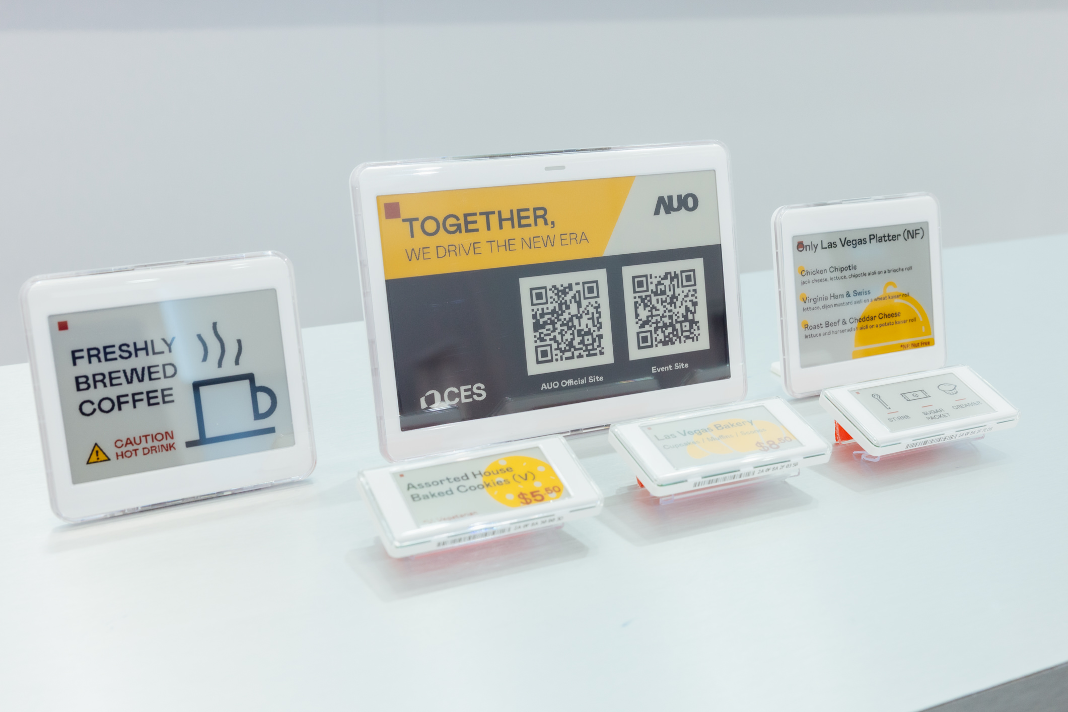 達擎開發的低功耗、全彩的aecoPost電子紙解決方案，僅在更新畫面時需要微量的電力驅動，無需佈建電線的便捷設計，使其可靈活應用、彈性選擇置放處；可搭配aecoTag電子貨架標籤解決方案，驅動商店內所有數位看板和電子貨架標籤，以遠端控制實現動態變價，提升門市人員作業效率，並以無紙化落實永續經營目標。