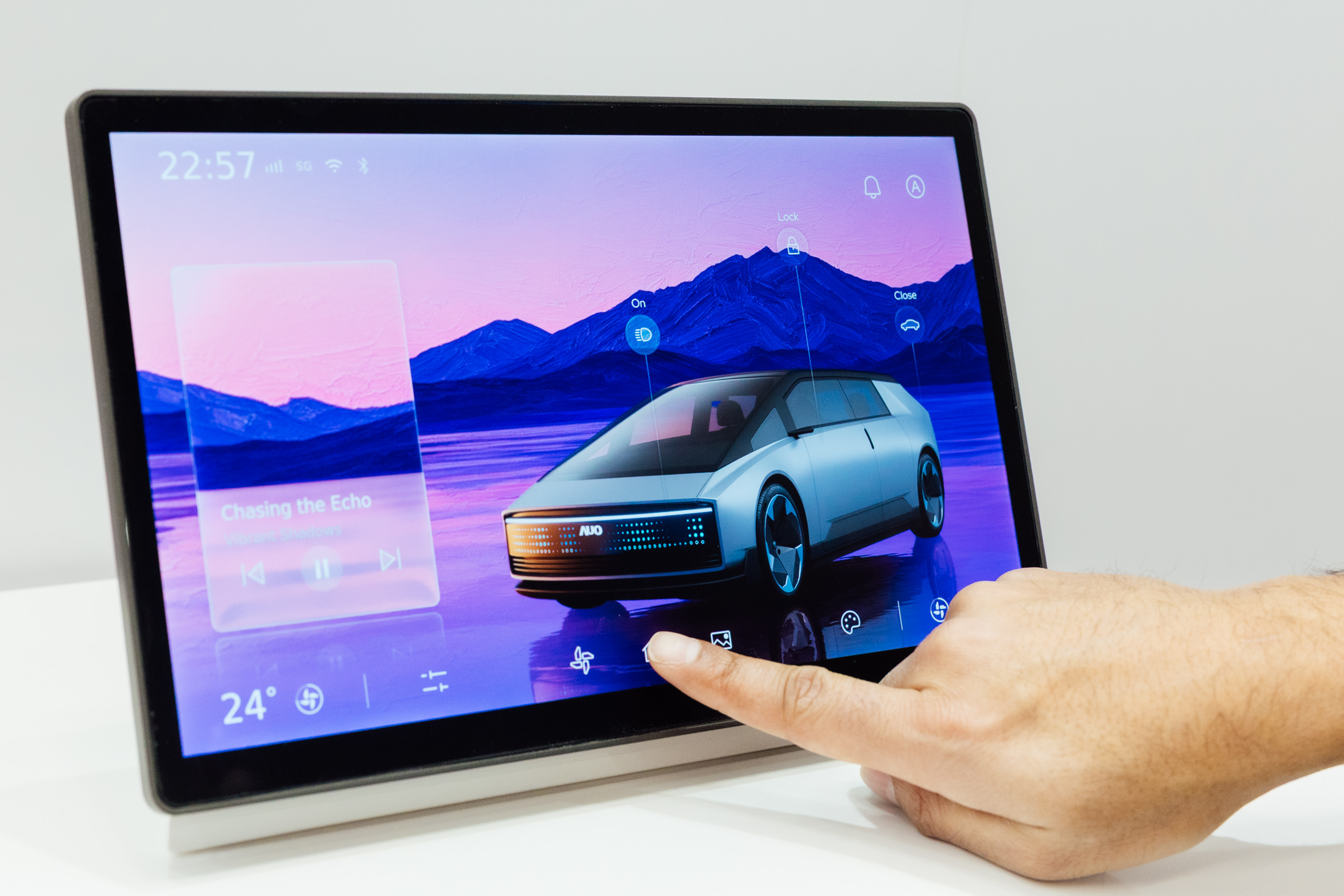 將先進抗反光技術導入於CID中控台呈現全時可視效果，並支援與座艙環境完美融合，帶來清晰且不干擾的駕駛與座艙操作體驗，兼容座艙質感與行車安全。