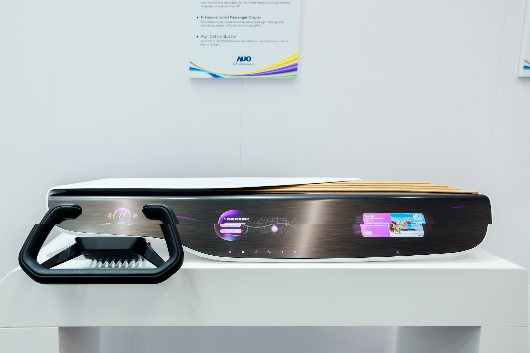 Horizon Intelligent Dash將儀表板、中控資訊顯示器及乘客資訊顯示器整合為一個無縫介面，營造端到端的一體化大尺寸顯示效果，並透過友達智慧移動所開發的網域控制器啟用AI驅動，支援訊號即時診斷與智慧空調控制。