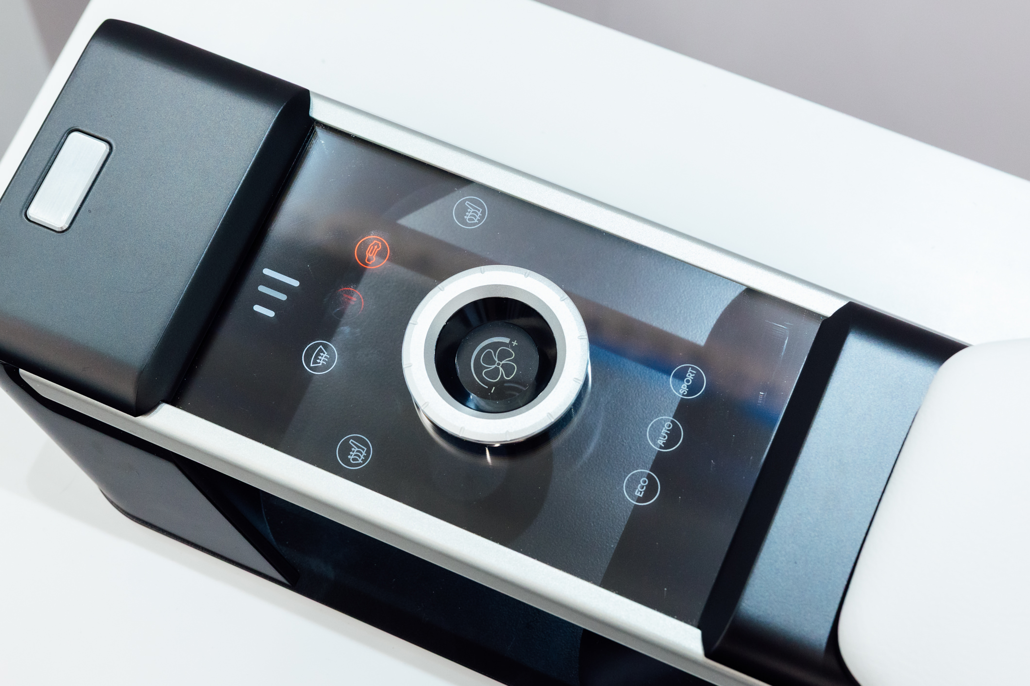 以極簡設計打造的CrystalSense Console，為中央扶手區帶來創新突破，將功能隱藏於簡約的外觀中，並採用懸浮式旋鈕搭配玻璃面板與主動觸覺回饋，僅在操作時才顯現功能選單，提供直覺且可自訂的互動體驗。